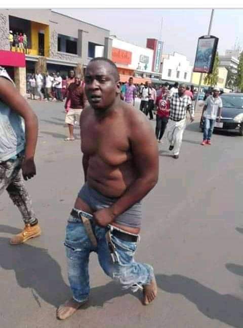 BORDER POST 'CLEARING AGENT' GOES NAKED ON STREET,DASHES OUT HUGE CASH